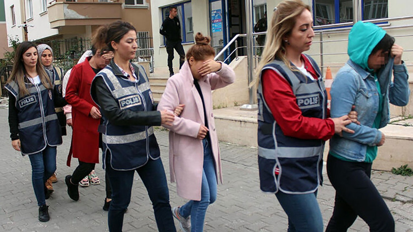 'Yeni kumaşlar geldi' diyerek kadınları pazarlamış