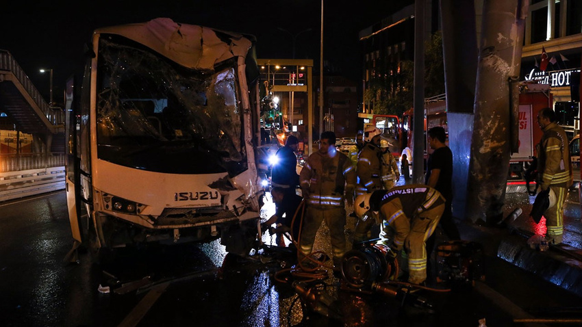 İstanbul'da polis midibüsü kaza yaptı!