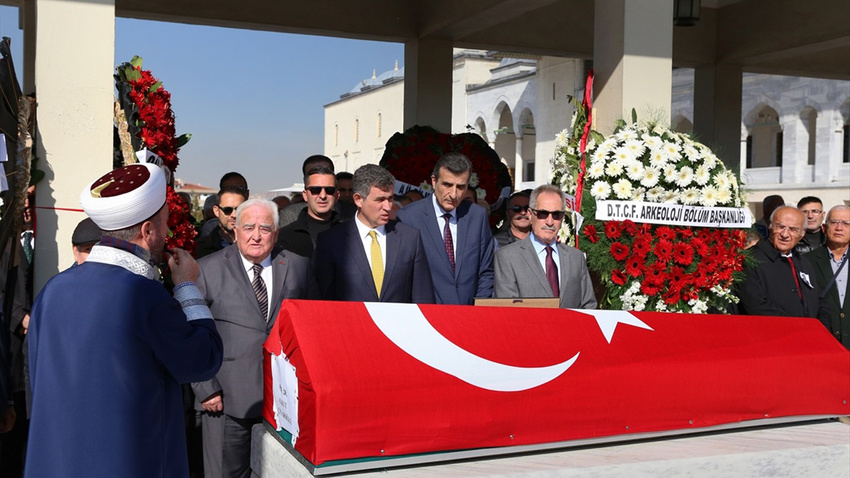 Ünlü arkeolog Prof. Dr. Aykut Çınaroğlu son yolculuğuna uğurlandı