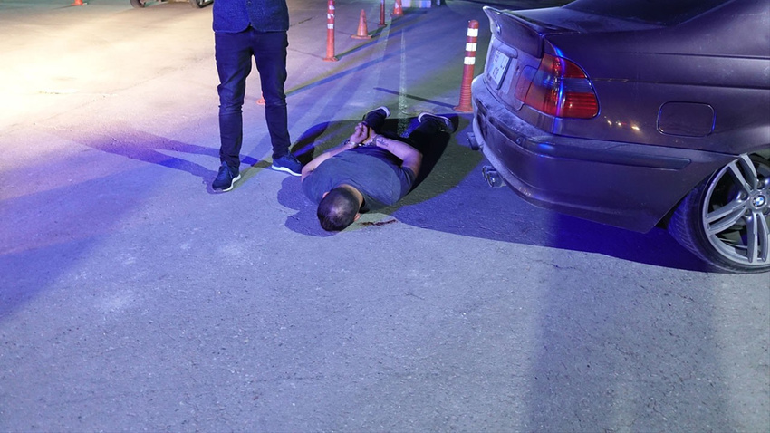 'Dur' ihtarına uymadılar polisi yaraladılar!
