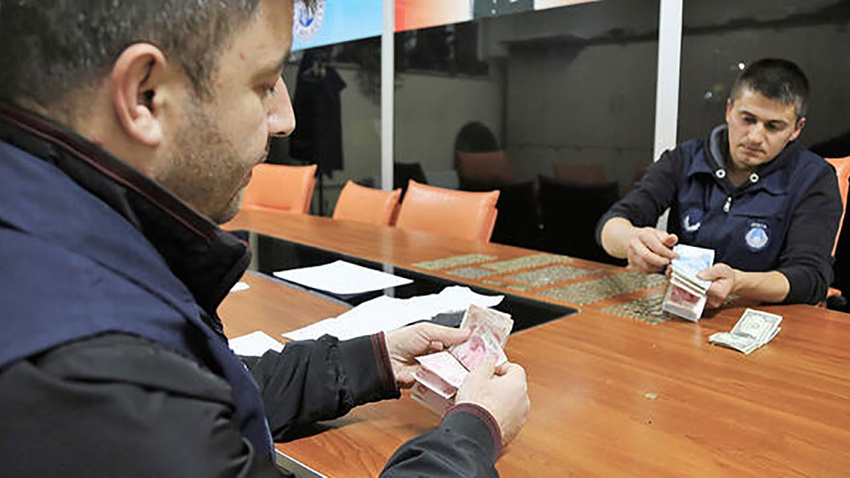 Zabıta dilencinin paralarını say say bitiremedi