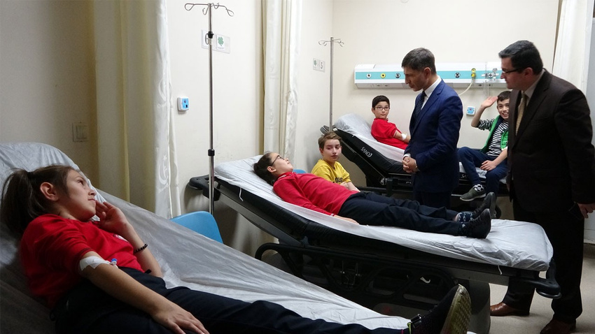 Lahmacundan zehirlenen 13 öğrenci hastanelik oldu