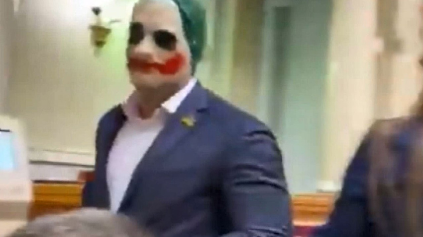 Ukrayna Parlamentosu'nda 'Joker' maskeli protesto