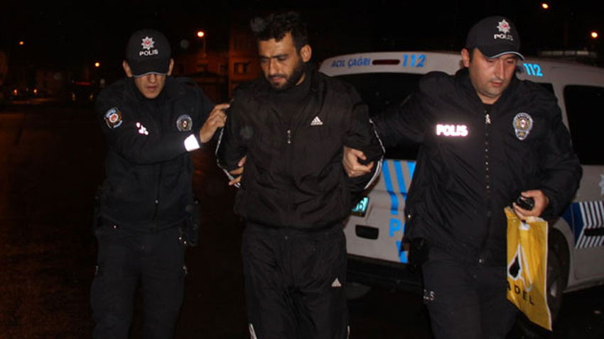 Çocuklarının önünde eşini sopayla döverek öldürdü
