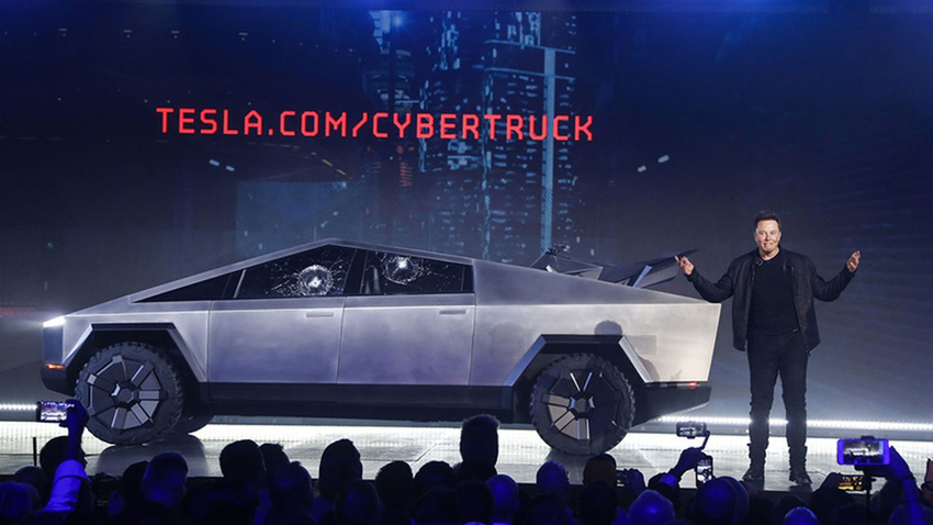 Tesla'nın Cybertruck'ının kırılmaz denilen zırhlı camları tanıtımda kırıldı