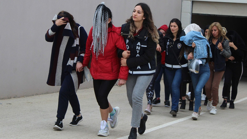 Yüzlerce kişiyi jigolo yapma vaadiyle dolandırdılar: 9'u kadın 19 gözaltı