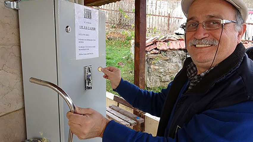 Köy çeşmesine gelenlere otomat şoku! 1 lira!