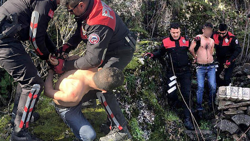 Kapıyı açan kadının karşısına çıplak çıkmıştı