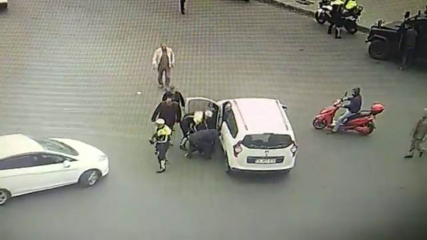 Dili boğazına kaçan sürücüyü polis kurtardı