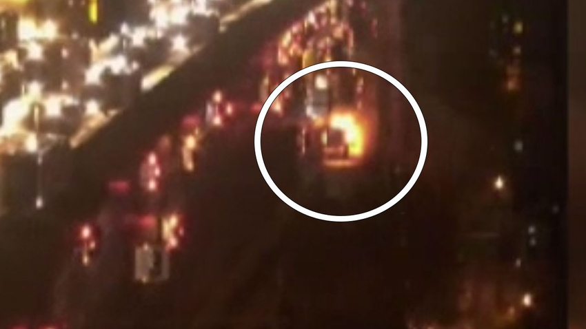 İstanbul'da servis aracı hareket halindeyken yandı!
