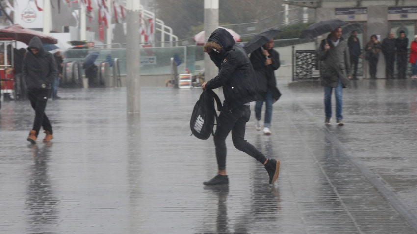 İstanbul şiddetli yağış ve fırtınaya teslim!