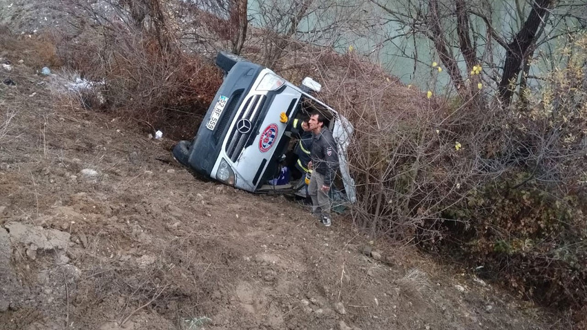 Sporcuları taşıyan minibüs devrildi!.. Ölenler ve yaralananlar var!
