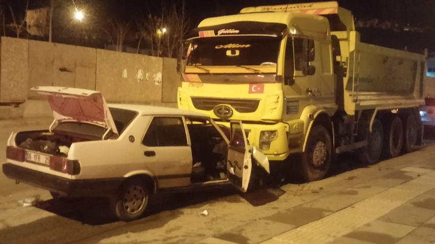 Ankara'da korkunç kaza!.. Park halindeki kamyona çarptı!.. Durumu ağır!