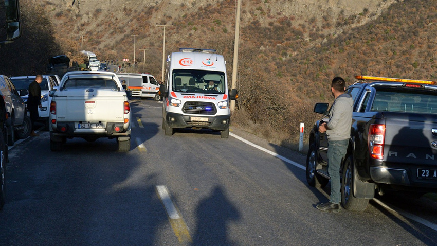 Askerleri taşıyan zırhlı araç devrildi