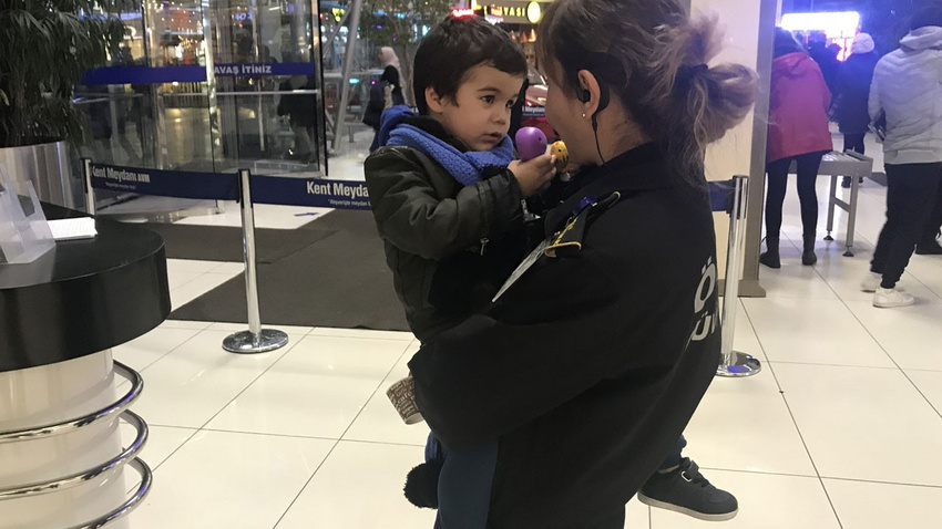 Bebeğini AVM'ye terk etmişti! Polis zoru ile geldiği mahkemede her şeyi anlattı