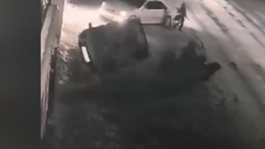 Polis aracını devirip kaçtılar