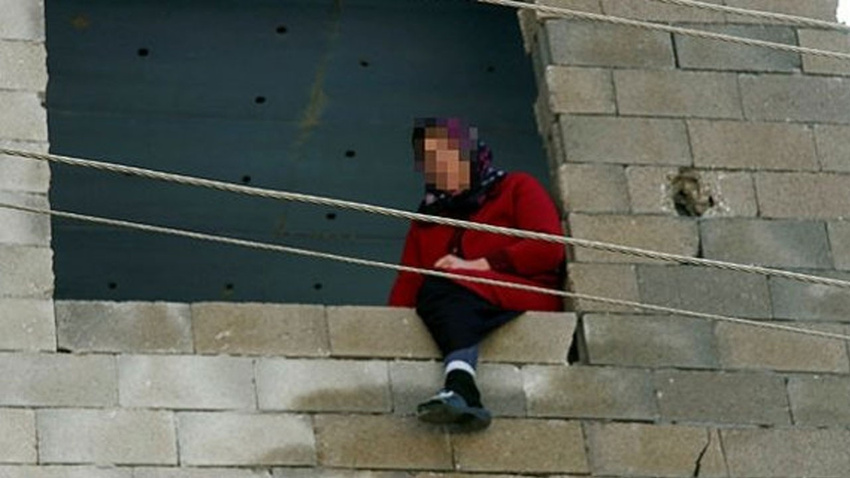 Yürekleri ağza getiren görüntü! Polis güçlükle ikna etti