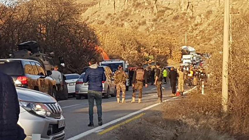 Tunceli'de askeri zırhlı araç devrildi