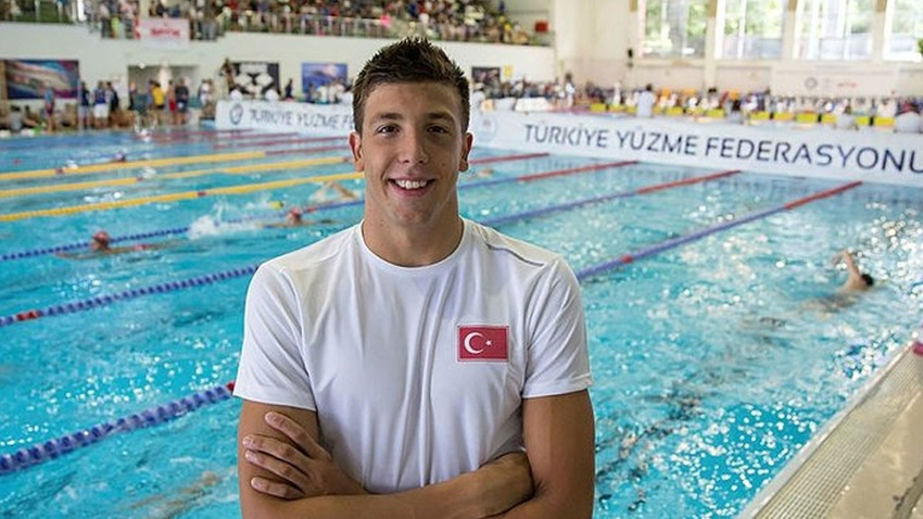 Milli yüzcümüz Emre Sakçı'dan tarihi başarı
