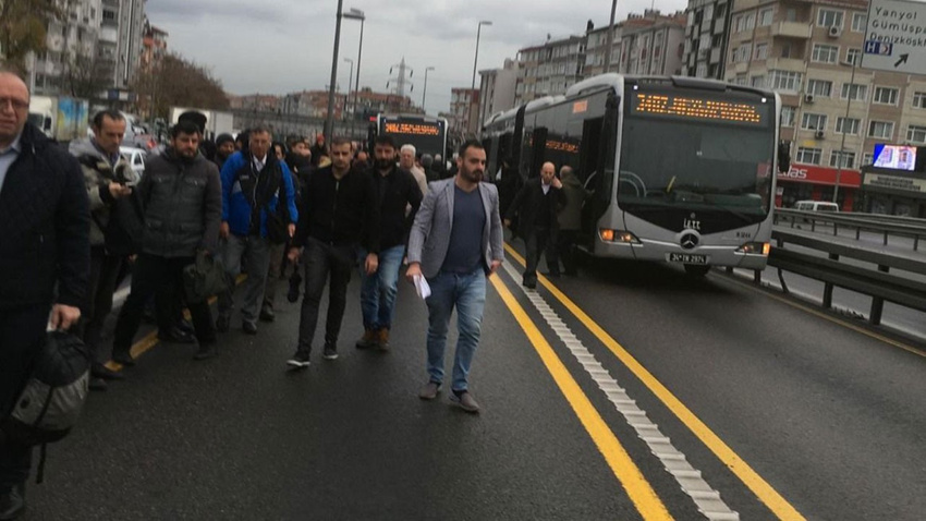 Metrobüs arızalandı, vatandaşlar yürümek zorunda kaldı