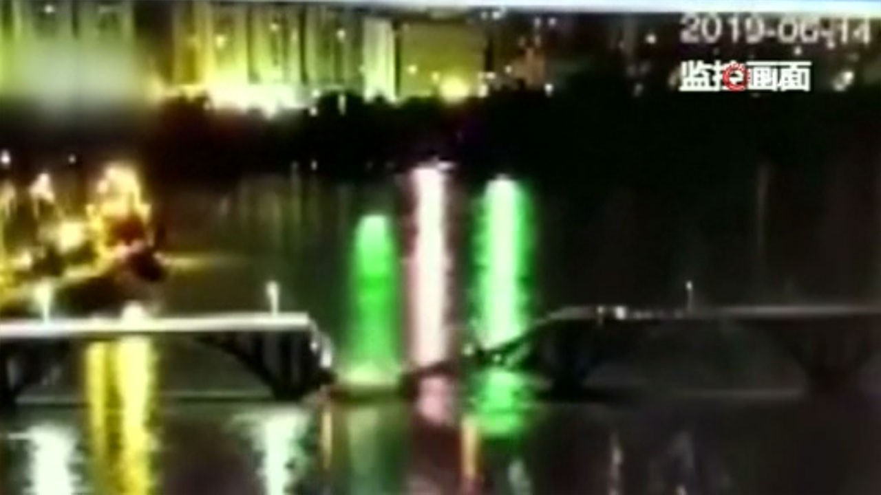 Köprü çöktü, araçlar nehre düştü