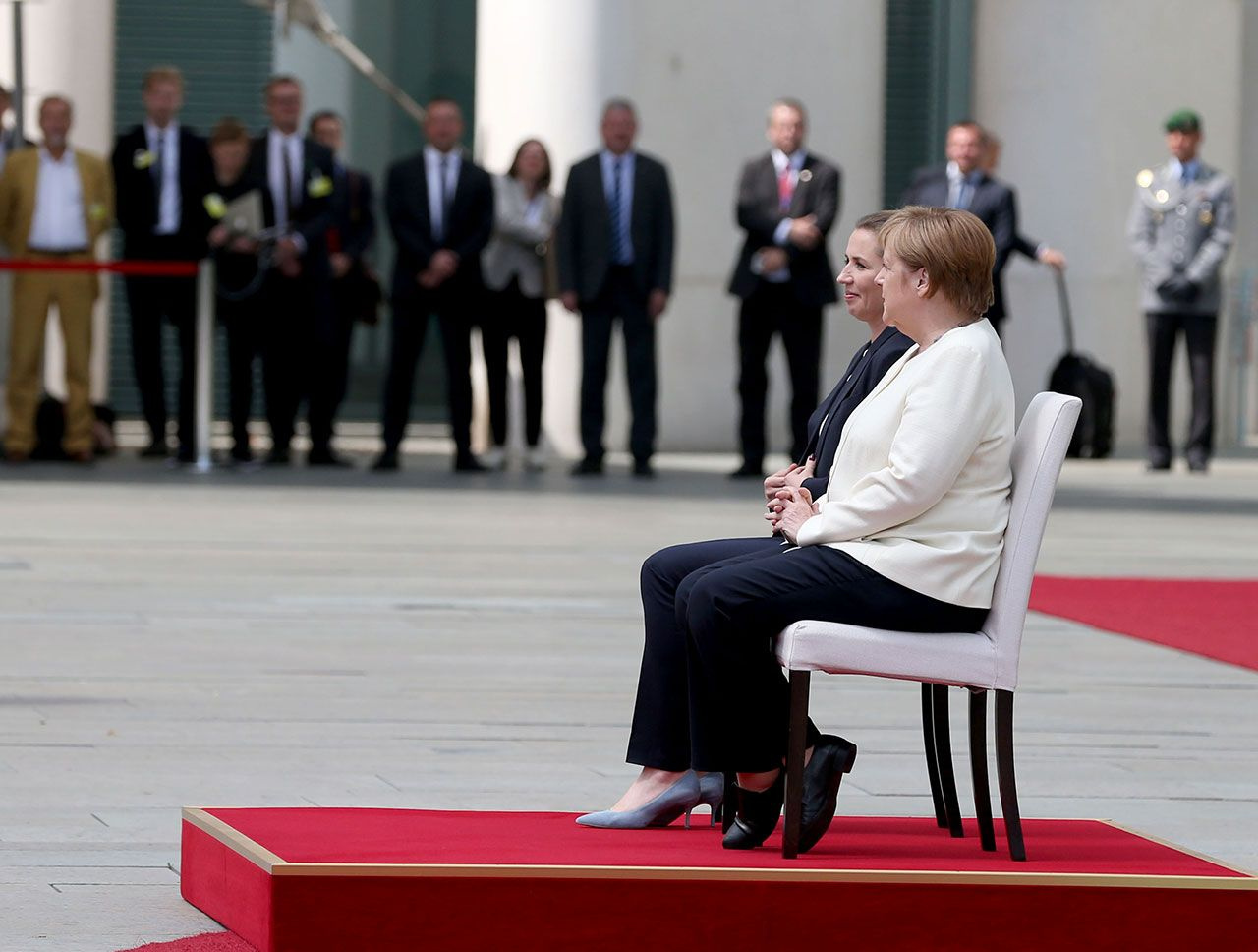 Merkel'e sandalyeli önlem - Sayfa 2
