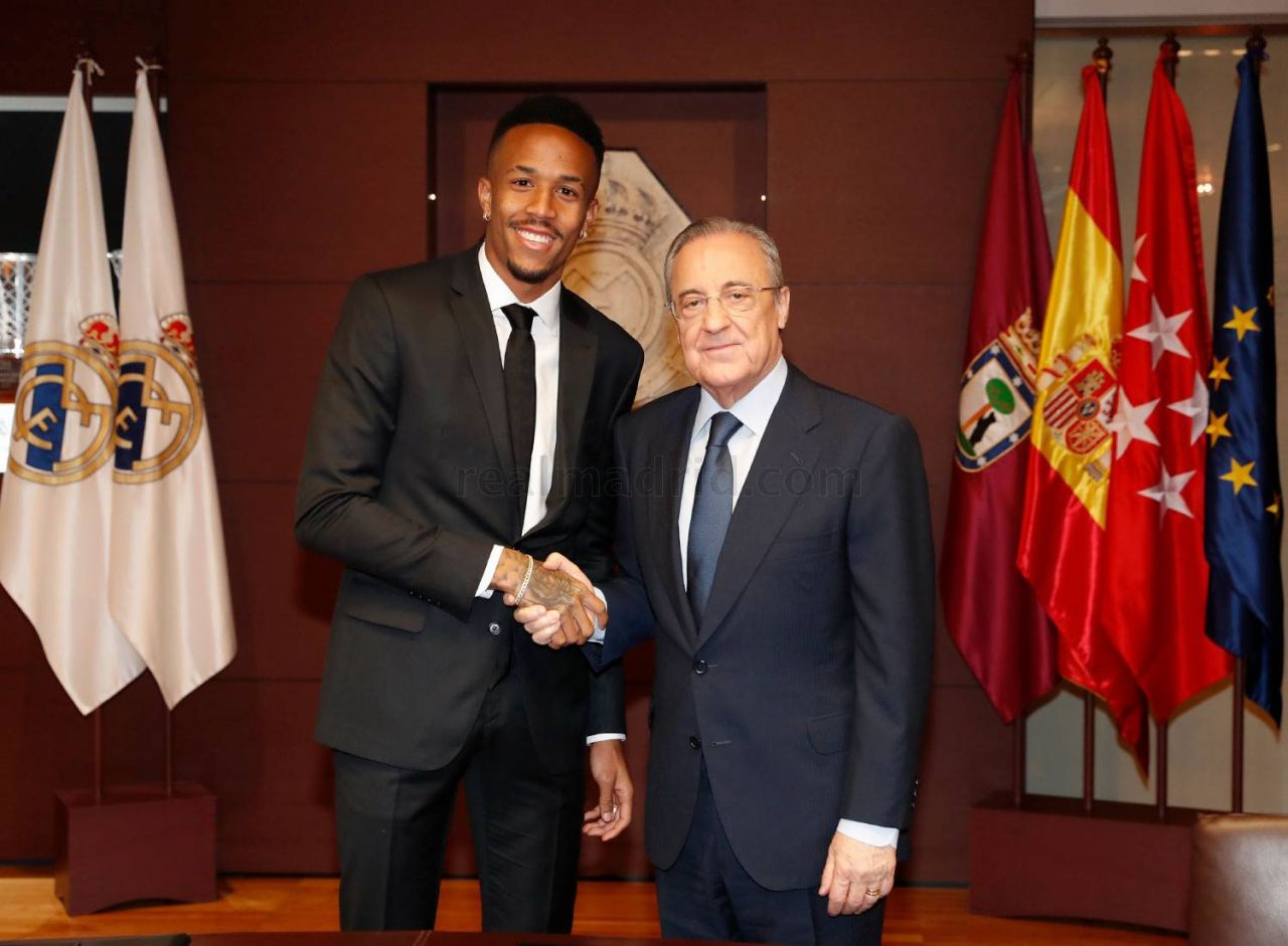 Real Madrid'in 50 milyon euroluk yıldızı imza töreninde fenalaştı!.. Önce başını tuttu, sonra..! - Sayfa 4
