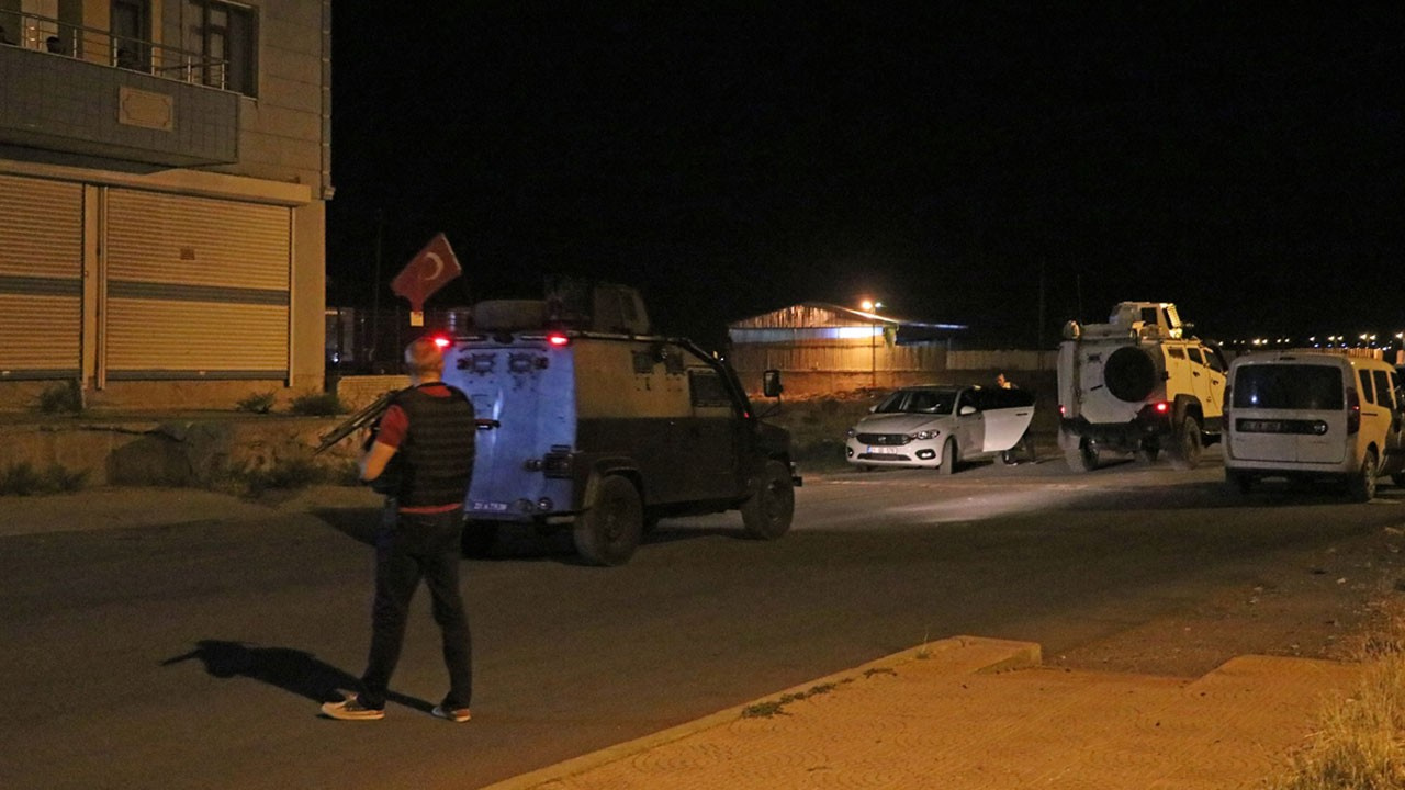 Diyarbakır'da polis aracına el bombalı saldırı!