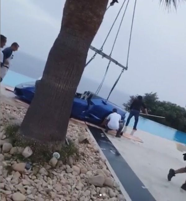 Neymar�ın eski sevgilisi freni ıskalayınca havuza uçtu