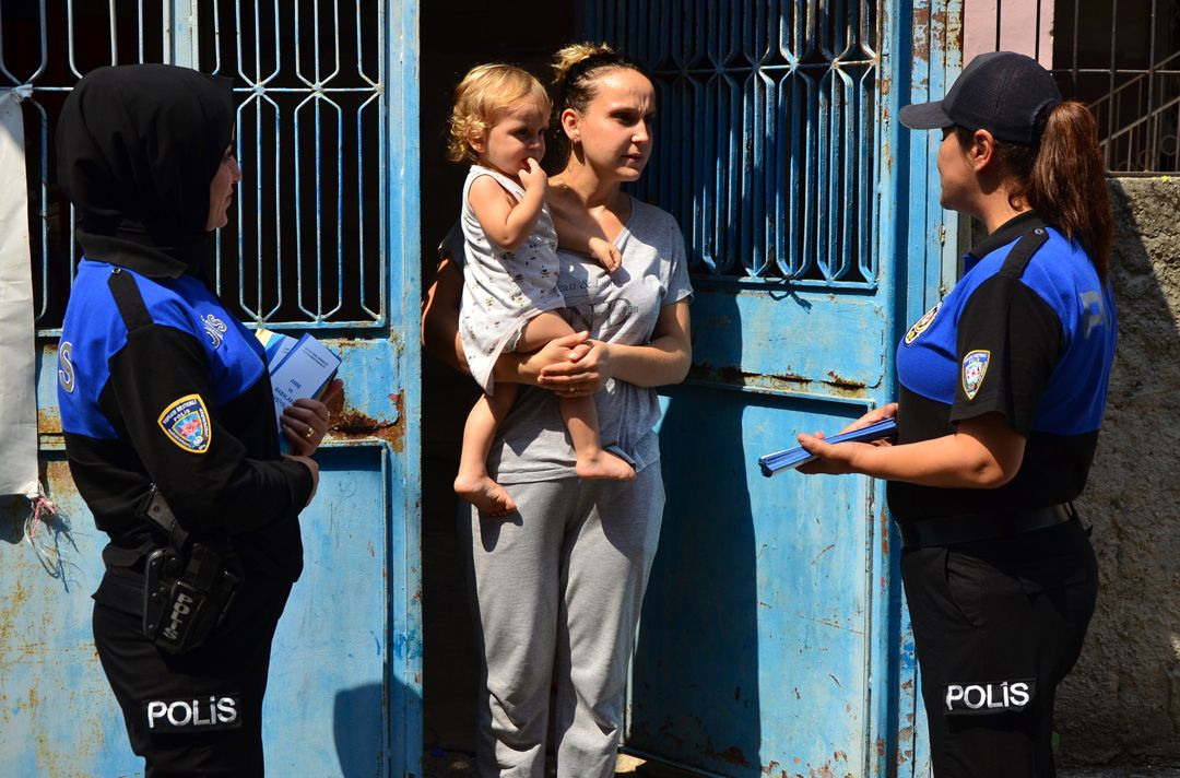 Polis tek tek dolaşıp broşürle uyardı! - Sayfa 3