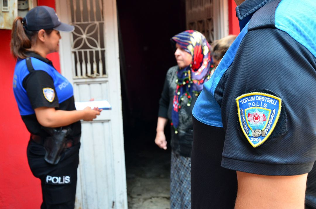 Polis tek tek dolaşıp broşürle uyardı! - Sayfa 4