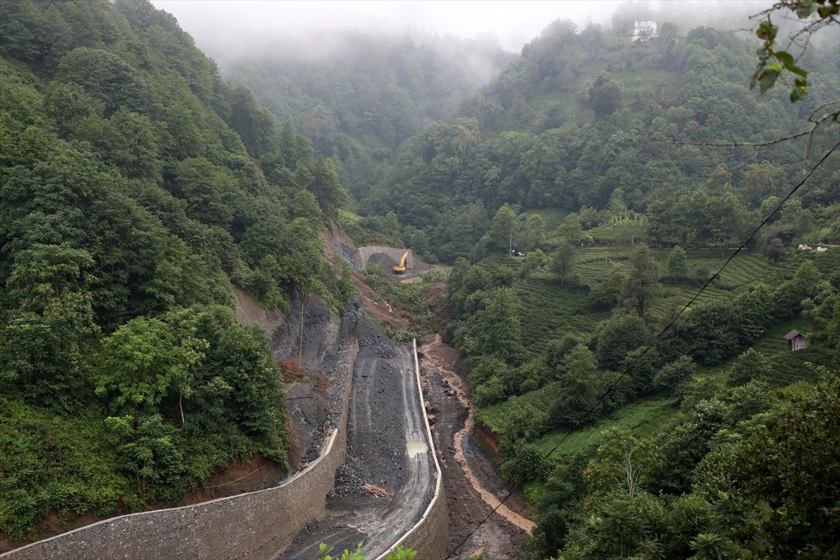 Rize'de toprak kayması!.. Rize-Salarha yolunun bir kısmı trafiğe kapatıldı! - Sayfa 1