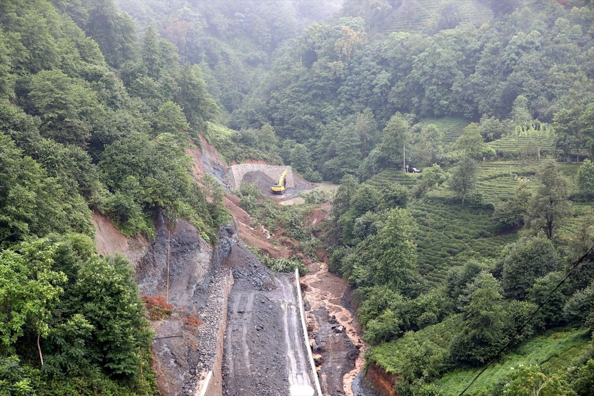 Rize'de toprak kayması!.. Rize-Salarha yolunun bir kısmı trafiğe kapatıldı! - Sayfa 2