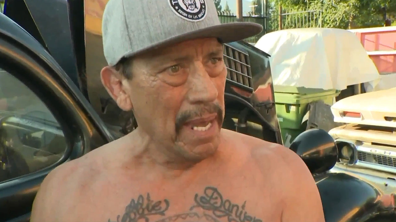 Danny Trejo, ters dönen araçta sıkışan bebeği kurtardı.
