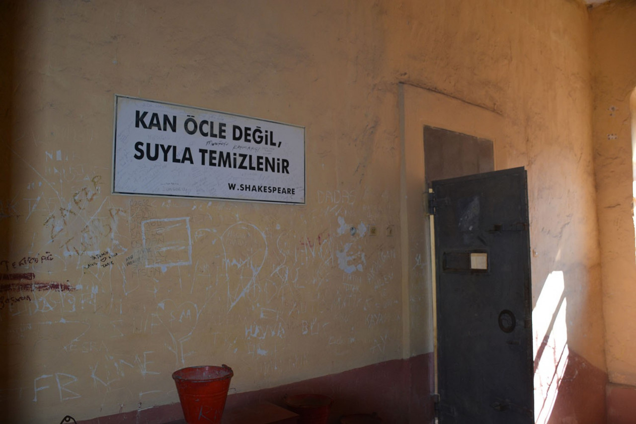 sinop cezaevi duvarinda tarihi hata