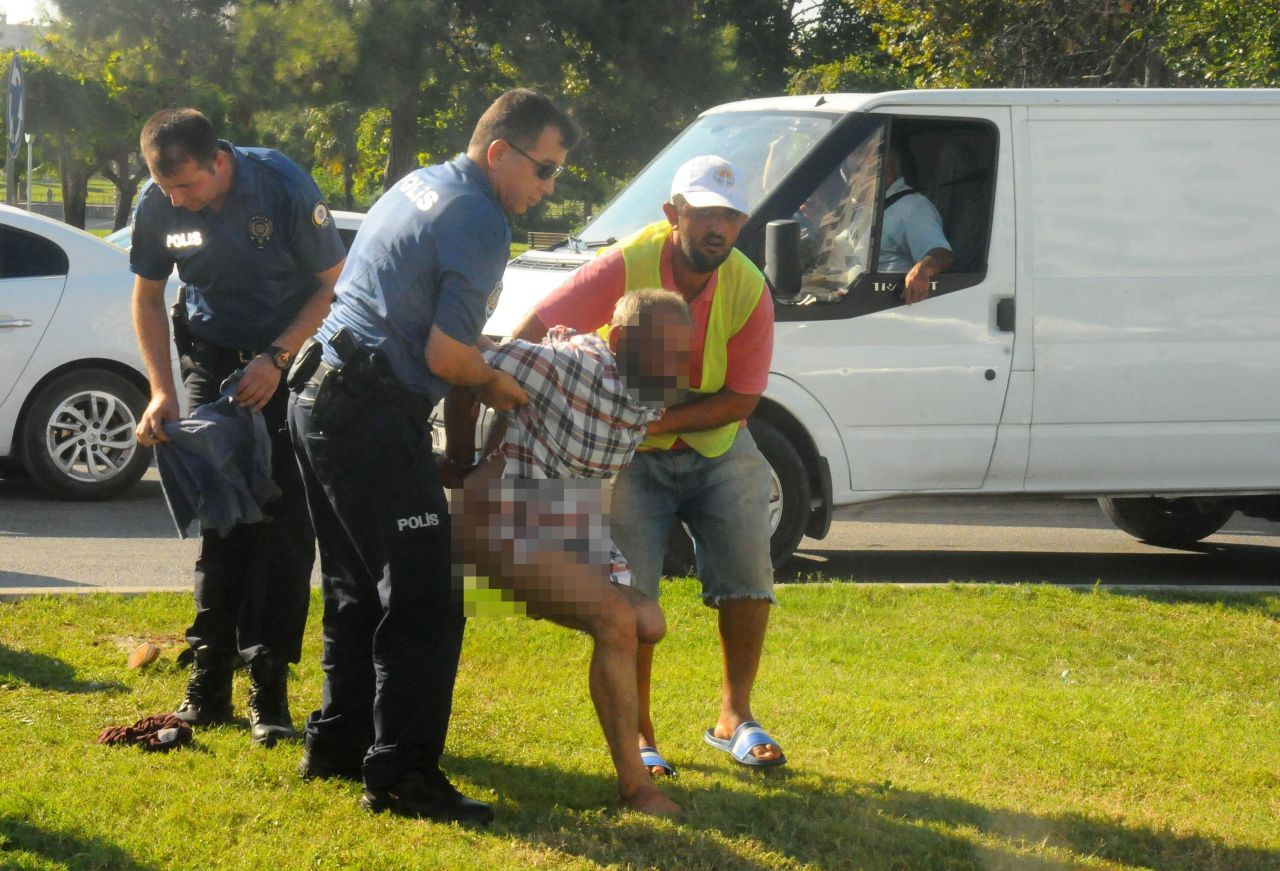 Polisi görünce soyunmaya başladı! - Sayfa 1