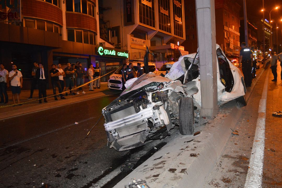 İstanbul trafiğini felç eden kaza!.. Ortalık savaş alanına döndü! - Sayfa 2