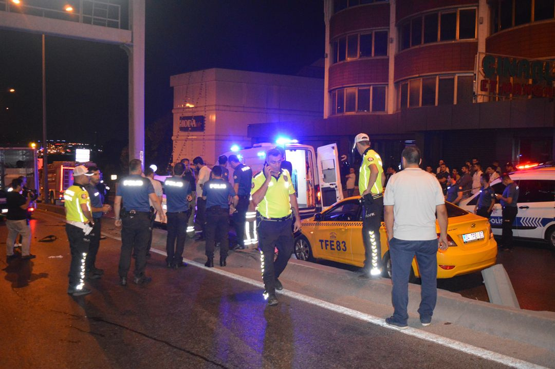 İstanbul trafiğini felç eden kaza!.. Ortalık savaş alanına döndü! - Sayfa 4