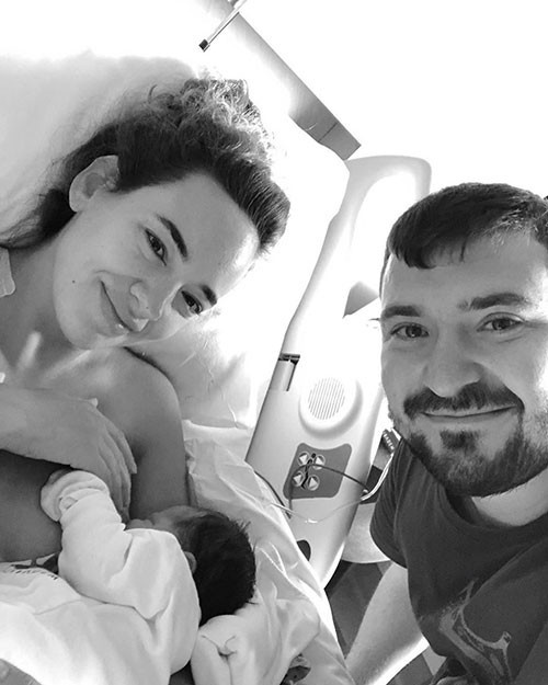 Seda Bakan - Ali Erel çifti, kızları Leyla'yı kucaklarına almanın mutluluğunu yaşadı.