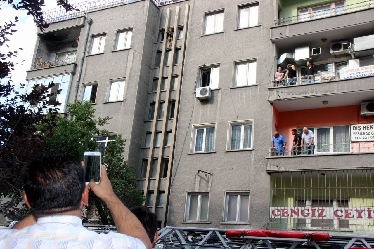 Polis 8. kattan atlayan kadını son anda tuttu - Sayfa 2