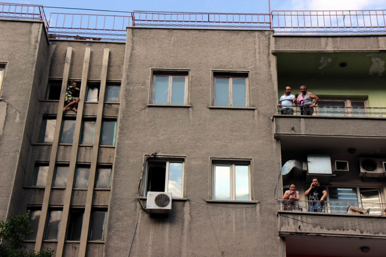 Polis 8. kattan atlayan kadını son anda tuttu - Sayfa 3