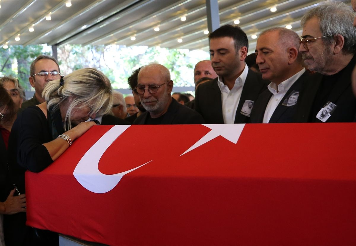 Tarık Ünlüoğlu'nun cenazesinde yine aynı skandal - Sayfa 1