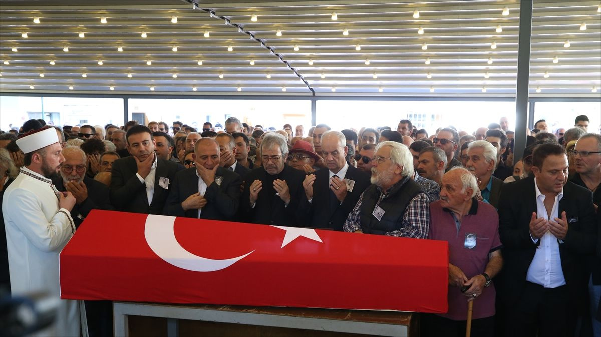 Tarık Ünlüoğlu'nun cenazesinde yine aynı skandal - Sayfa 3