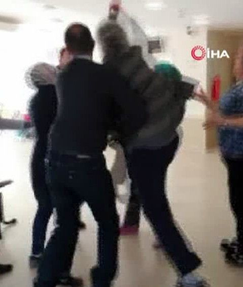 Doktor ile hasta yakını birbirine girdi - Sayfa 1