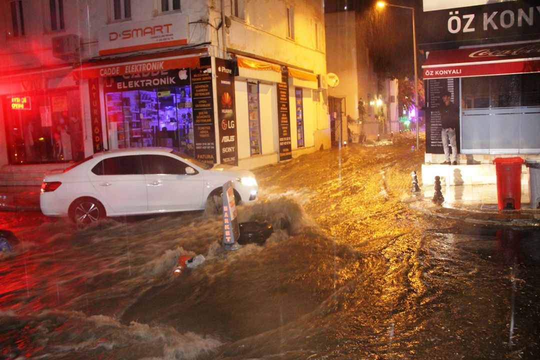 Bodrum'u sağanak vurdu!.. Ekipler teyakkuza geçti! - Sayfa 1