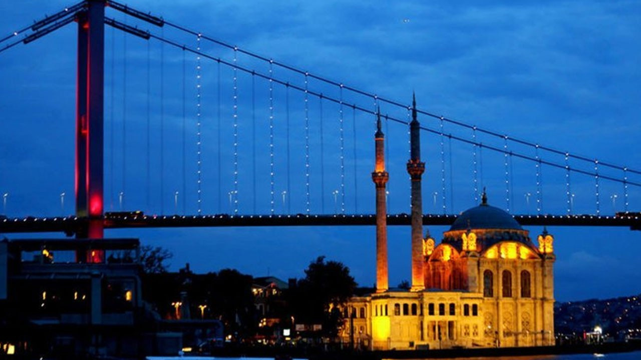 İstanbul'da tüm camilerde sela okundu