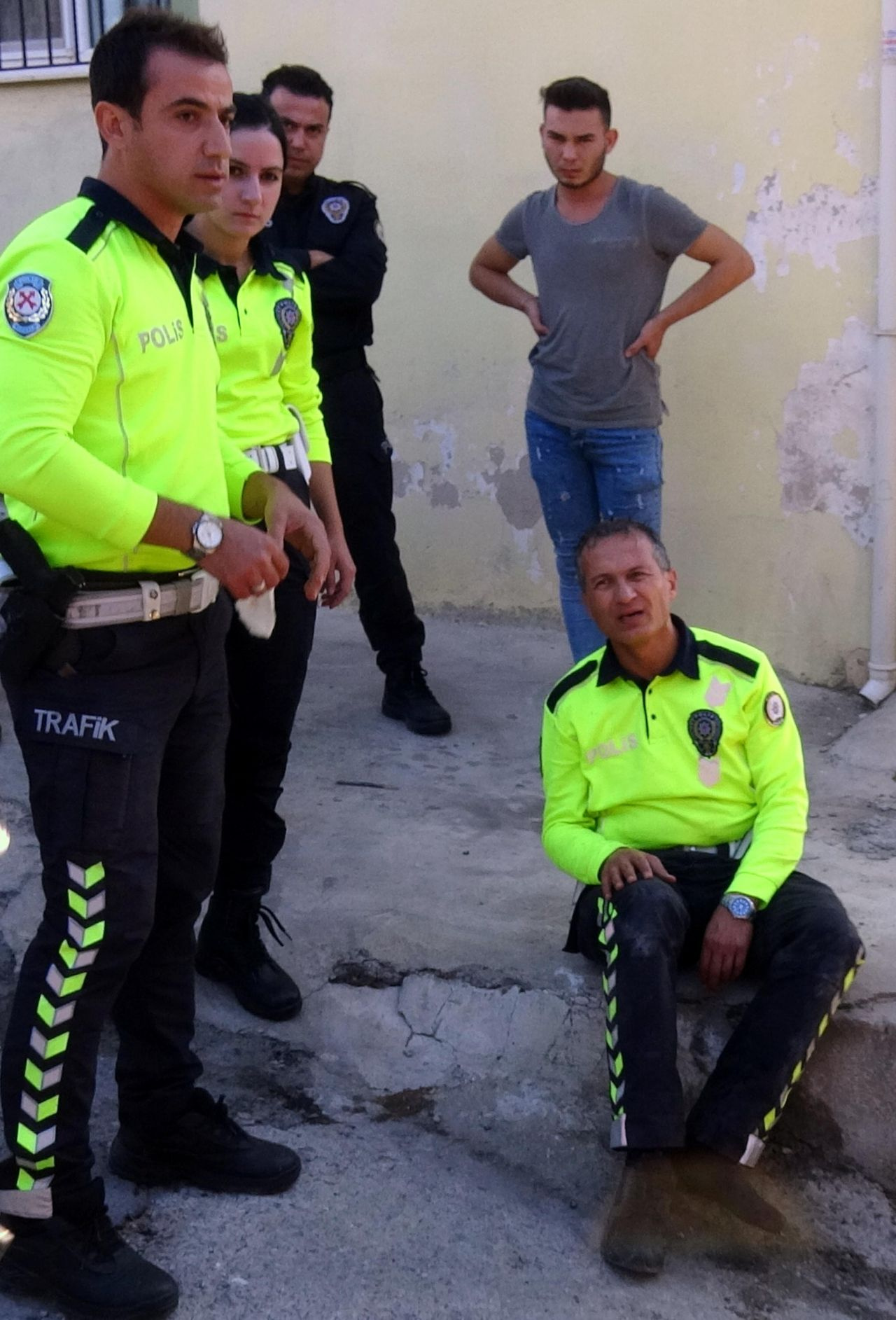 Film gibi olay! Polis aracın üzerine atladı - Sayfa 1