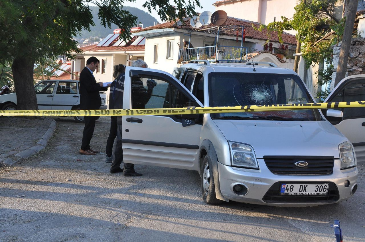 Film gibi olay! Polis aracın üzerine atladı - Sayfa 2