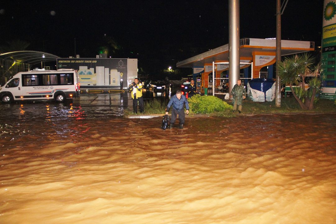 Sağanak Bodrum'u felç etti!.. Kara yolu trafiğe kapandı, su basması, taşkın..! Kare kare o anlar! - Sayfa 1