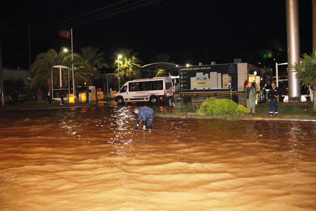 Sağanak Bodrum'u felç etti!.. Kara yolu trafiğe kapandı, su basması, taşkın..! Kare kare o anlar! - Sayfa 3